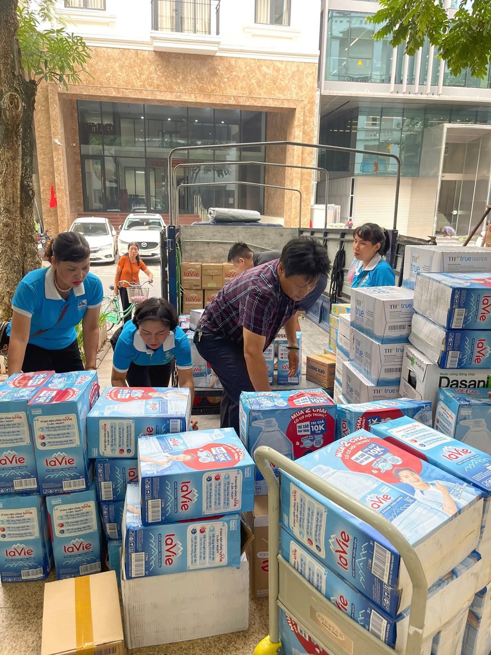 Hội LHPN phường Hai Bà Trưng san sẻ khó khăn với người dân bị ảnh hưởng bởi ngập lụt - ảnh 2