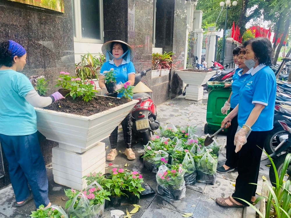 Phụ nữ phường Hai Bà Trưng ra quân vệ sinh môi trường chào mừng Đại hội Đảng bộ Thành phố - ảnh 1