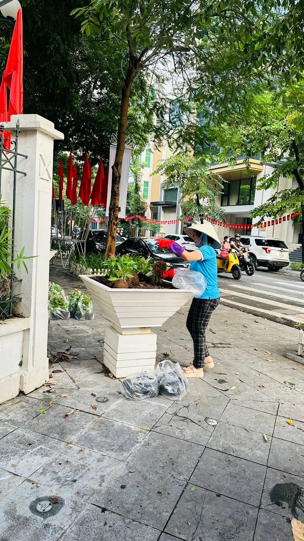 Phụ nữ phường Hai Bà Trưng ra quân vệ sinh môi trường chào mừng Đại hội Đảng bộ Thành phố - ảnh 3