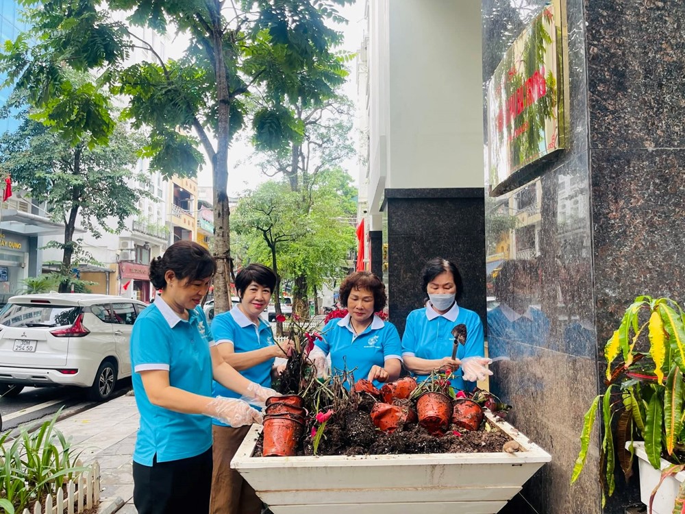 Phụ nữ phường Hai Bà Trưng ra quân vệ sinh môi trường chào mừng Đại hội Đảng bộ Thành phố - ảnh 2