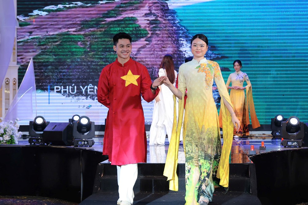 Nhà thiết kế Hoàng Ly và dấu ấn 30 năm giữ hồn áo dài truyền thống Việt Nam - ảnh 9