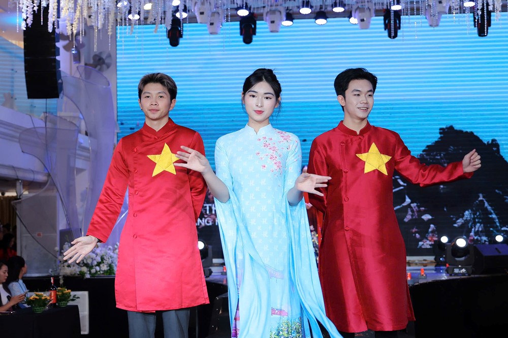 Nhà thiết kế Hoàng Ly và dấu ấn 30 năm giữ hồn áo dài truyền thống Việt Nam - ảnh 3