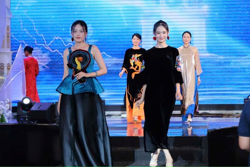 Nhà thiết kế Hoàng Ly và dấu ấn 30 năm giữ hồn áo dài truyền thống Việt Nam - ảnh 15