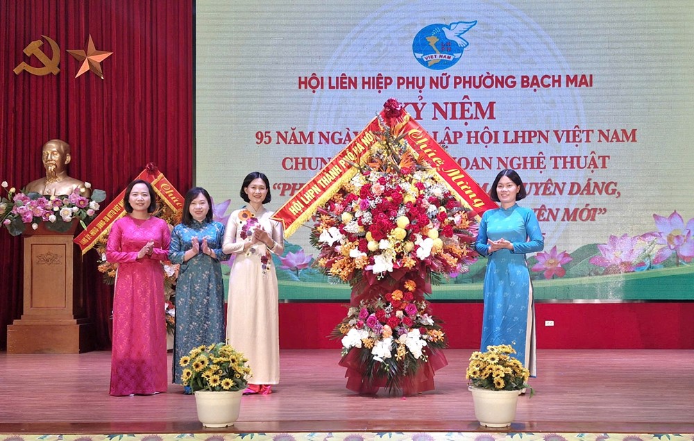 Phụ nữ phường Bạch Mai duyên dáng, sáng tạo bước vào kỷ nguyên mới - ảnh 1