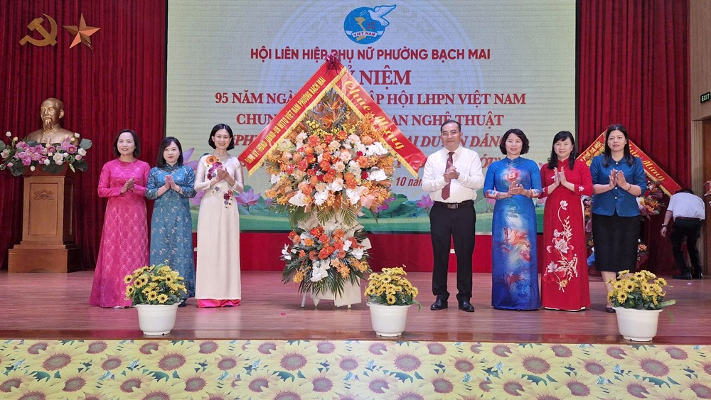 Phụ nữ phường Bạch Mai duyên dáng, sáng tạo bước vào kỷ nguyên mới - ảnh 2