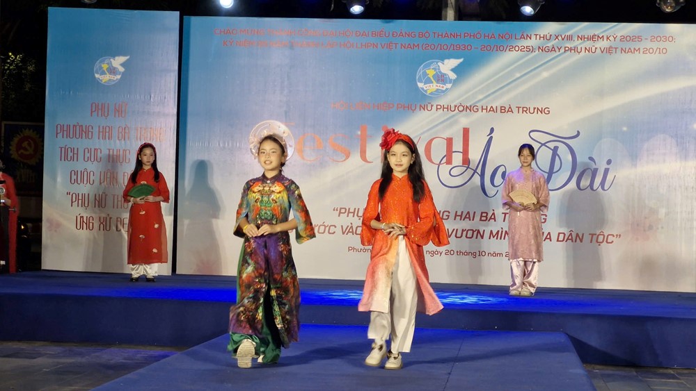Festival áo dài “Phụ nữ phường Hai Bà Trưng vững bước vào kỷ nguyên vươn mình của dân tộc” - ảnh 12