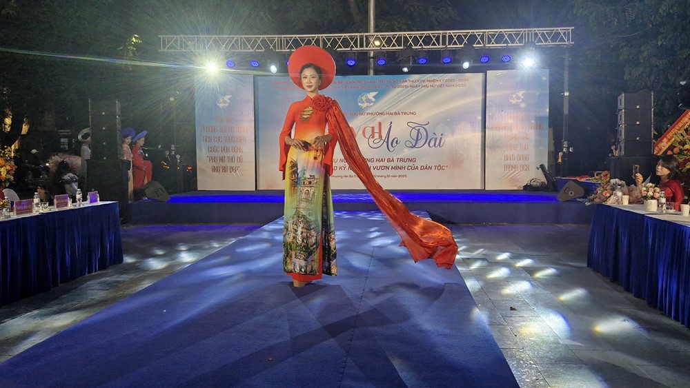 Festival áo dài “Phụ nữ phường Hai Bà Trưng vững bước vào kỷ nguyên vươn mình của dân tộc” - ảnh 15