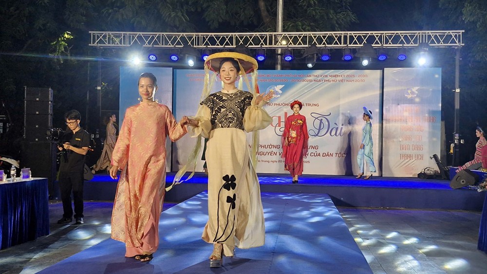 Festival áo dài “Phụ nữ phường Hai Bà Trưng vững bước vào kỷ nguyên vươn mình của dân tộc” - ảnh 10