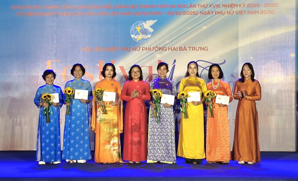 Festival áo dài “Phụ nữ phường Hai Bà Trưng vững bước vào kỷ nguyên vươn mình của dân tộc” - ảnh 3