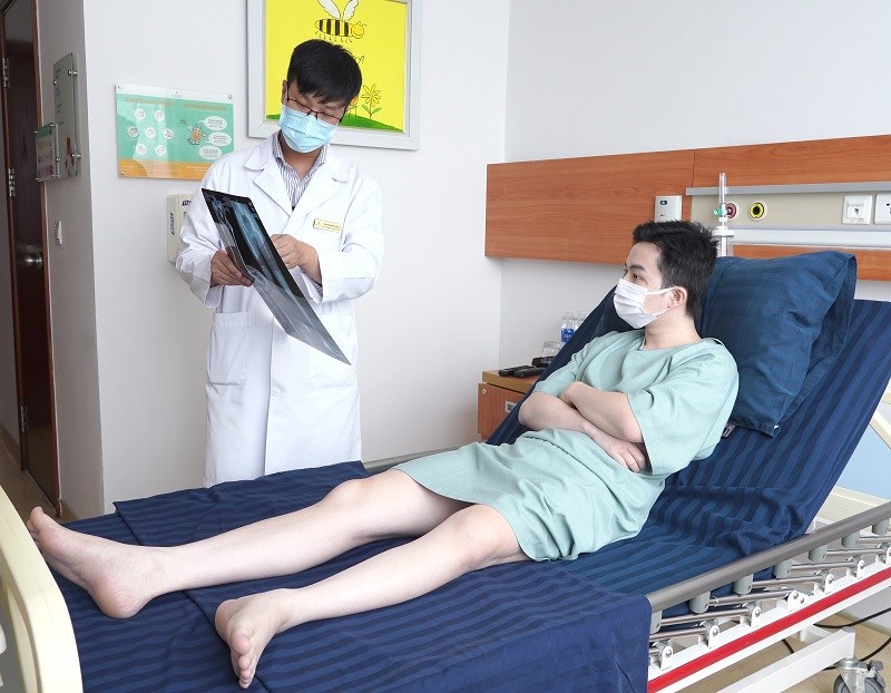 Lần đầu tiên tại Việt Nam, kéo dài chân 13cm cho bệnh nhân ung thư xương - ảnh 2