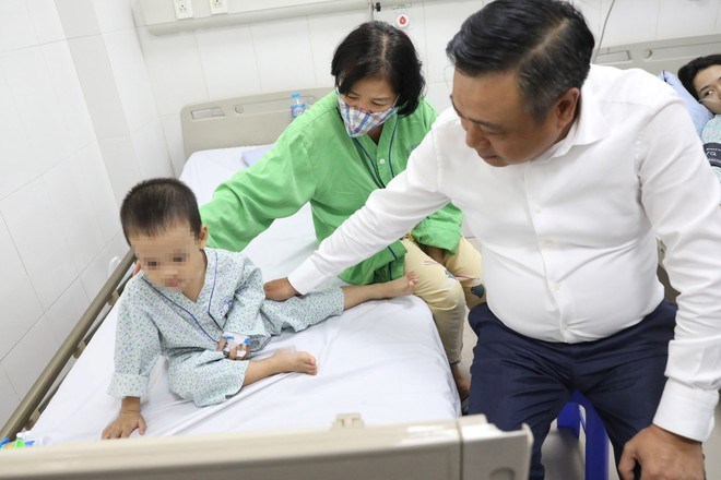 Chủ tịch UBND TP H&agrave; Nội Trần Sỹ Thanh thăm hỏi bệnh nh&acirc;n nhi l&agrave; nạn nh&acirc;n vụ ch&aacute;y đang điều trị tại Bệnh viện Xanh P&ocirc;n.&nbsp;