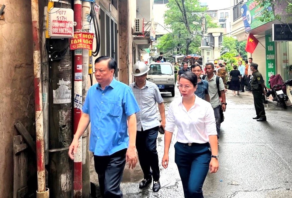 B&iacute; thư Th&agrave;nh ủy H&agrave; Nội Đinh Tiến Dũng kiểm tra thực tế tại hiện trường vụ ch&aacute;y, s&aacute;ng sớm 13/9. Ảnh: Thanh Hải