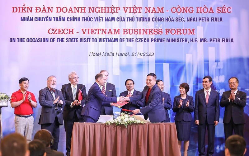 Vietjet ký thoả thuận hợp tác cùng trường bay F Air trước sự chứng kiến của Thủ tướng hai nước Việt Nam - Séc  ​ - ảnh 1