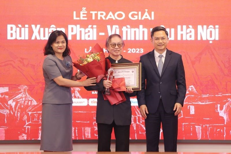 NSND Đặng Nhật Minh nhận Giải thưởng Lớn Bùi Xuân Phái - Vì tình yêu Hà Nội 2023 - ảnh 1