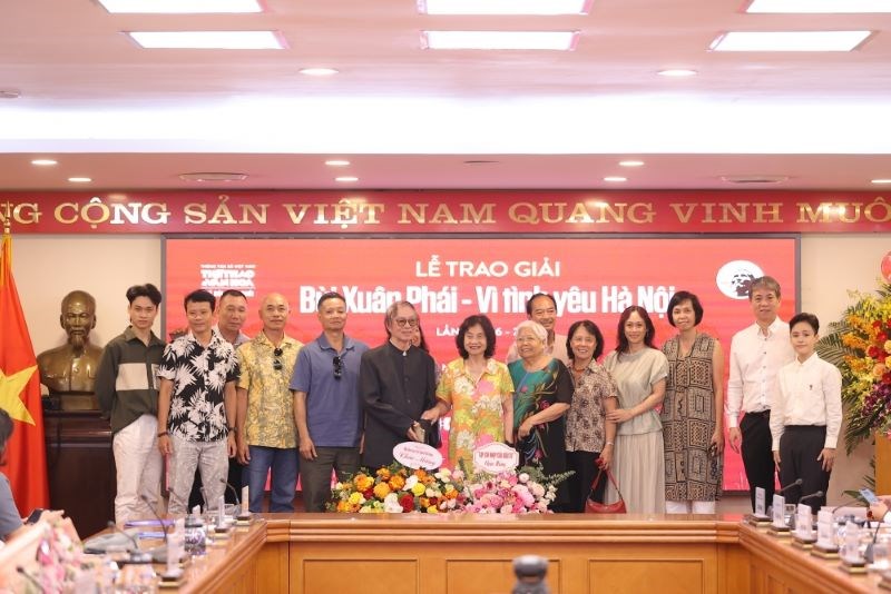NSND Đặng Nhật Minh nhận Giải thưởng Lớn Bùi Xuân Phái - Vì tình yêu Hà Nội 2023 - ảnh 3