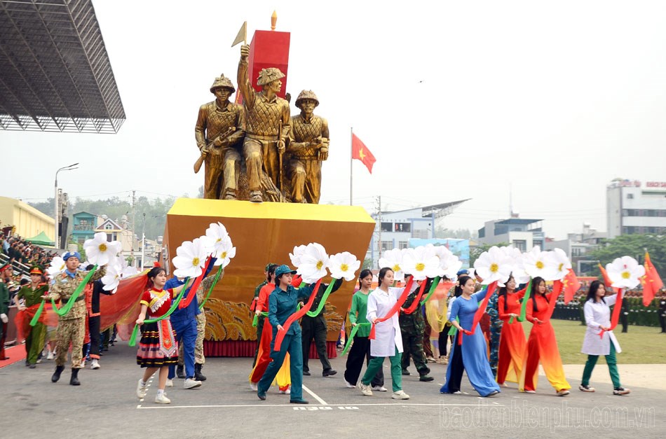Hợp luyện các lực lượng diễu binh, diễn hành kỷ niệm ngày Chiến thắng Điện Biên Phủ - ảnh 6