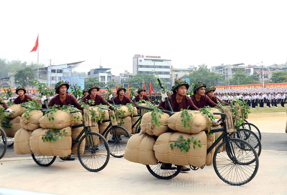 Hợp luyện các lực lượng diễu binh, diễn hành kỷ niệm ngày Chiến thắng Điện Biên Phủ - ảnh 12