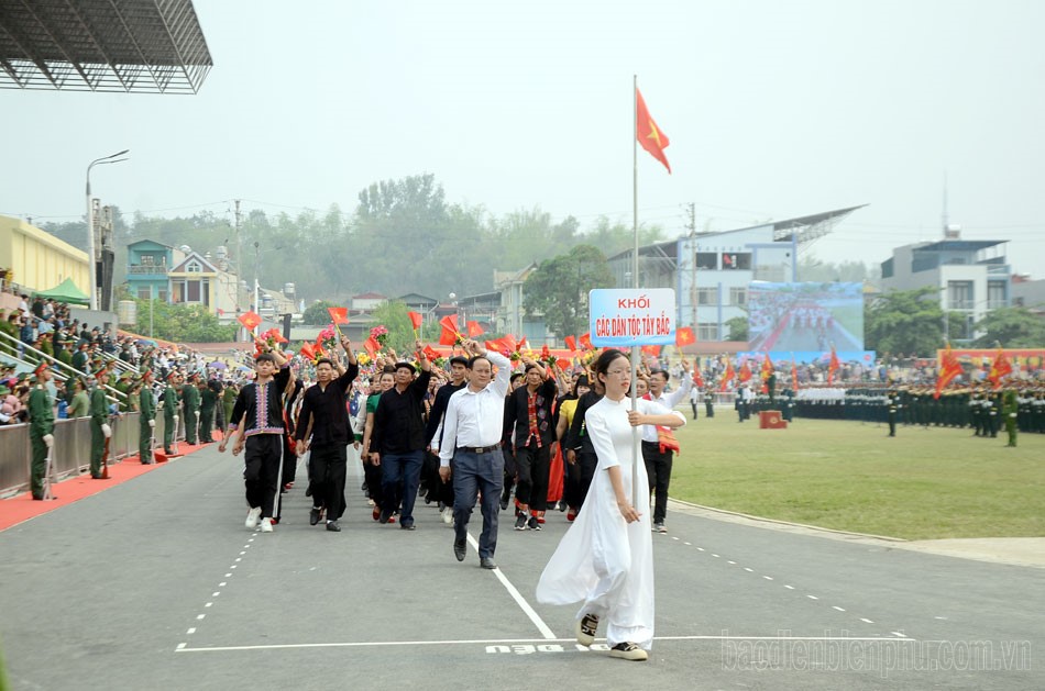 Hợp luyện các lực lượng diễu binh, diễn hành kỷ niệm ngày Chiến thắng Điện Biên Phủ - ảnh 13