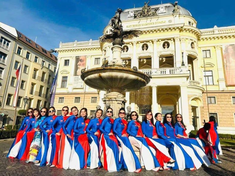 Ra mắt Câu lạc bộ di sản áo dài Việt Nam tại Slovakia - ảnh 6