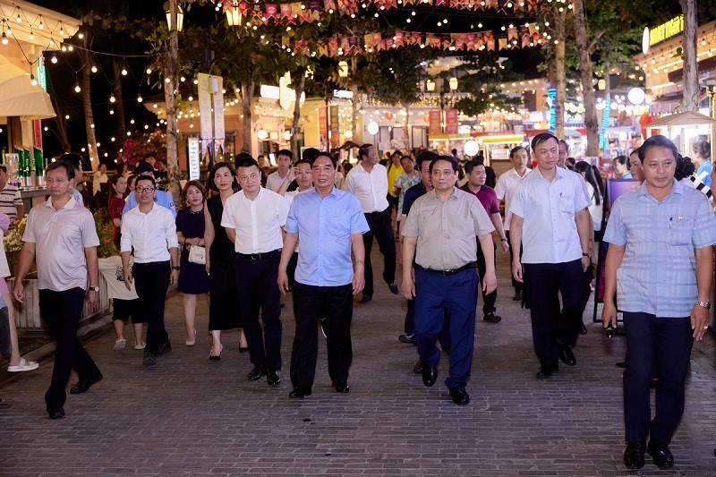 Thủ tướng Phạm Minh Chính thăm chợ đêm Phú Quốc và giao lưu với bà con, du khách - ảnh 1