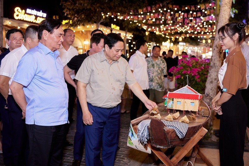 Thủ tướng Phạm Minh Chính thăm chợ đêm Phú Quốc và giao lưu với bà con, du khách - ảnh 3