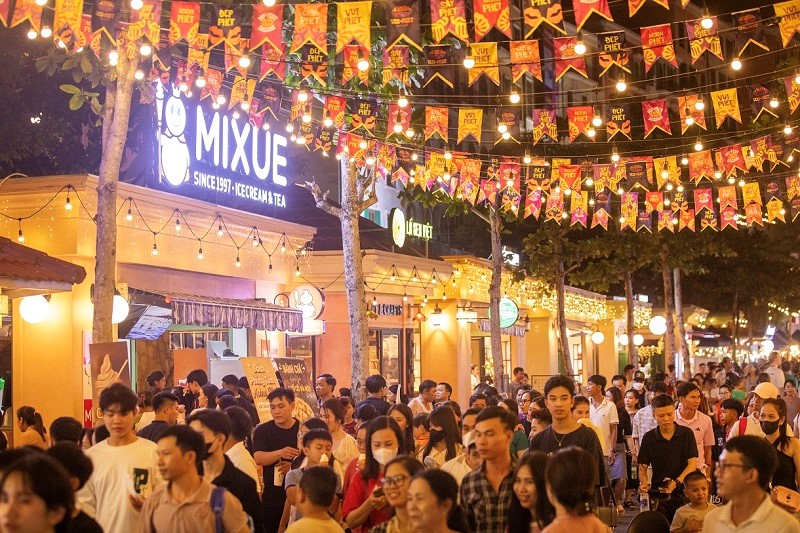Thủ tướng Phạm Minh Chính thăm chợ đêm Phú Quốc và giao lưu với bà con, du khách - ảnh 6