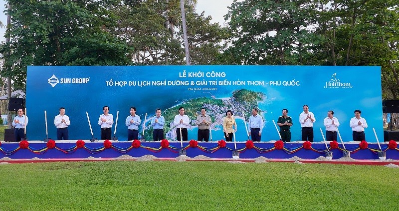 Thủ tướng Phạm Minh Chính thăm chợ đêm Phú Quốc và giao lưu với bà con, du khách - ảnh 7