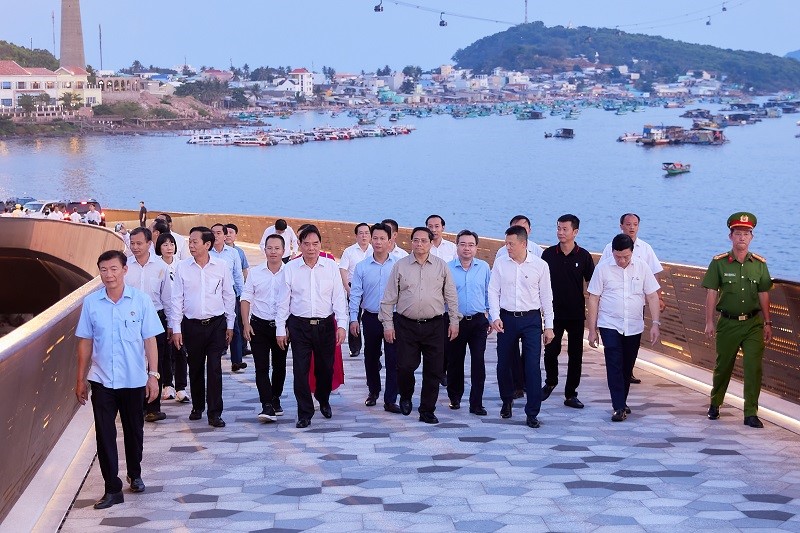 Thủ tướng Phạm Minh Chính thăm chợ đêm Phú Quốc và giao lưu với bà con, du khách - ảnh 8