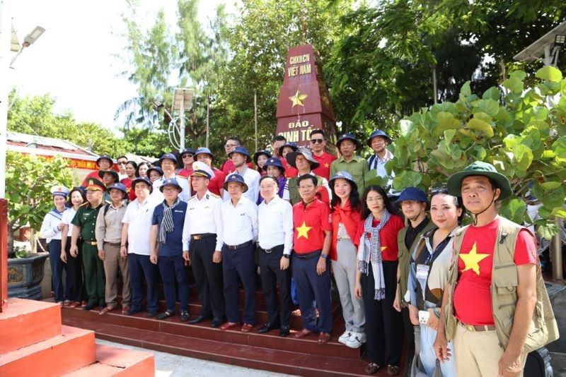 Đoàn công tác Hội Nhà báo VIệt Nam hoàn thành chuyến công tác đặc biệt thăm Trường Sa và nhà giàn DK1/19 - ảnh 2