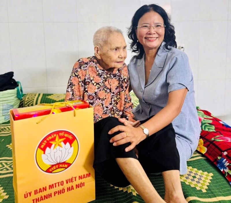 Lãnh đạo MTTQ Việt Nam TP Hà Nội thăm hỏi các chức sắc tôn giáo là Mẹ VNAH,người có công - ảnh 1