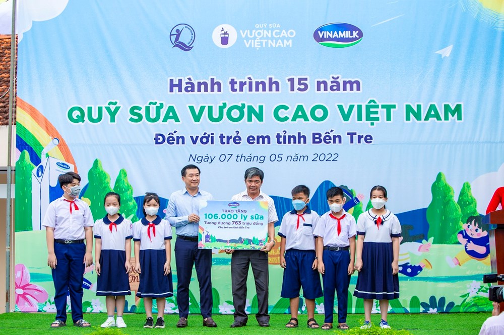 Quỹ sữa vươn cao Việt Nam và Vinamik trao tặng 1.9 triệu ly sữa cho 21.000 trẻ em trong năm 2022 - ảnh 1