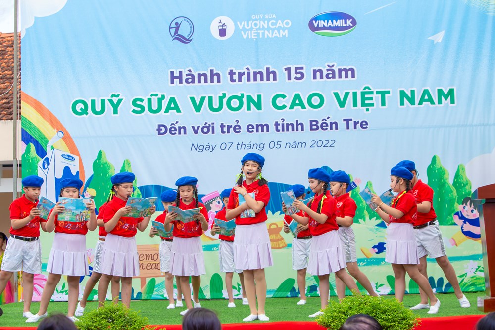 Quỹ sữa vươn cao Việt Nam và Vinamik trao tặng 1.9 triệu ly sữa cho 21.000 trẻ em trong năm 2022 - ảnh 2