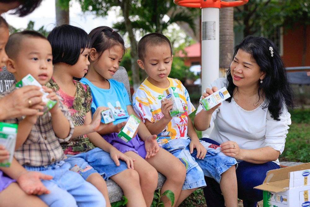 Quỹ sữa vươn cao Việt Nam và Vinamik trao tặng 1.9 triệu ly sữa cho 21.000 trẻ em trong năm 2022 - ảnh 4