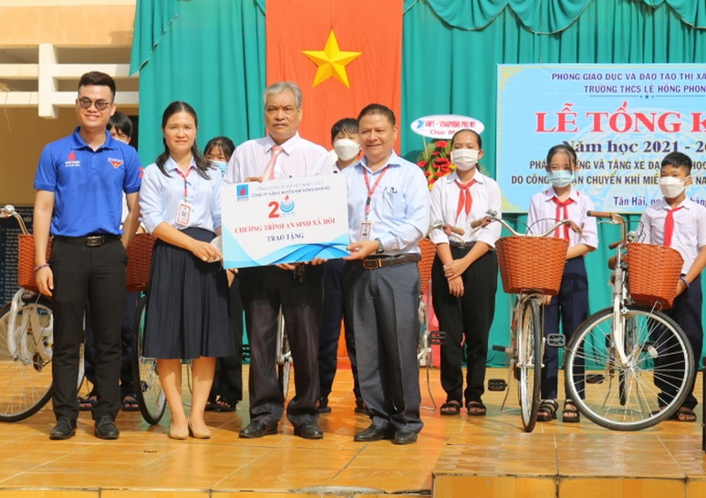 Công ty Vận chuyển Khí Đông Nam bộ trao tặng 100 xe đạp cho học sinh hiếu học Bà Rịa - Vũng Tàu - ảnh 2