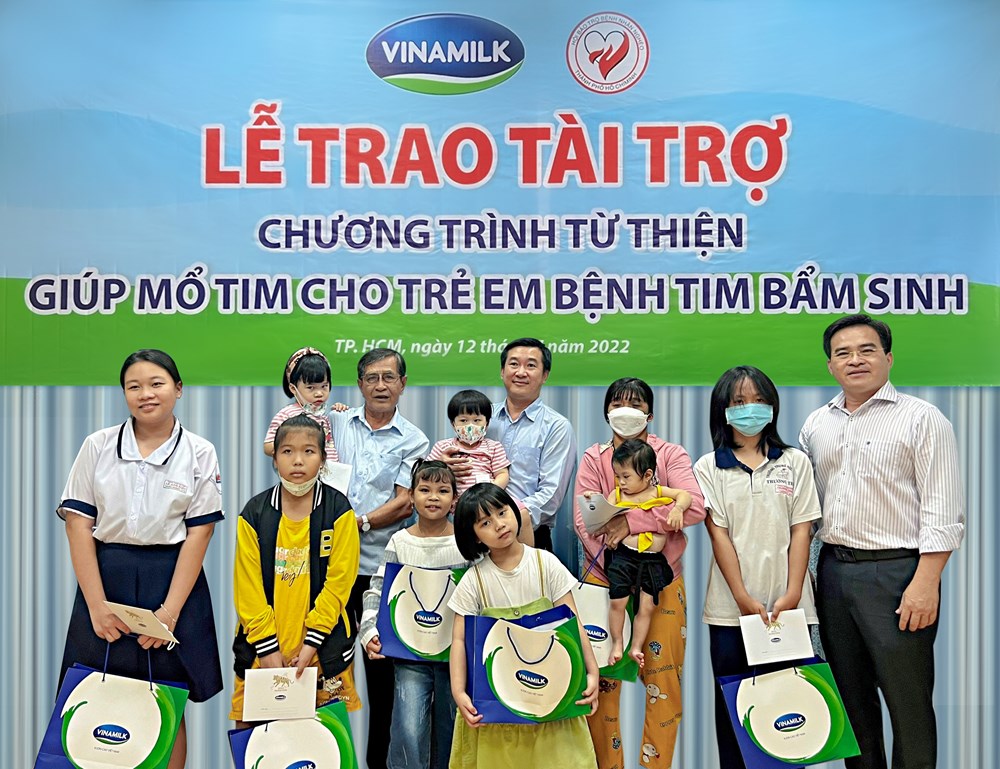 Vinamilk tiếp tục ủng hộ Hội Bảo trợ Bệnh nhân nghèo TP.HCM 500 triệu đồng cho các bệnh nhi nghèo mổ - ảnh 3