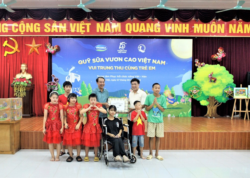 Vinamilk và Quỹ sữa vươn cao Việt Nam cùng trẻ em vui Tết Trung thu - ảnh 1