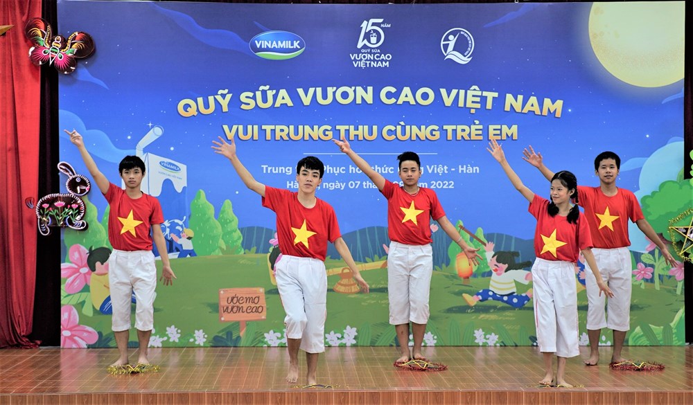 Vinamilk và Quỹ sữa vươn cao Việt Nam cùng trẻ em vui Tết Trung thu - ảnh 2