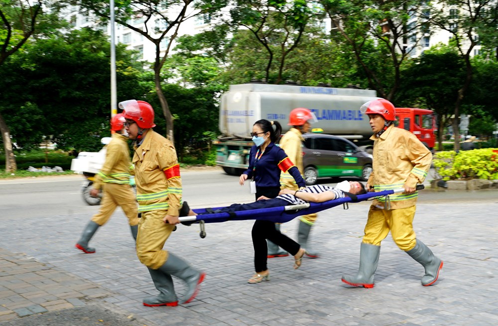 Diễn tập phương án chữa cháy, cứu nạn, cứu hộ tại tòa nhà PV GAS Tower - ảnh 3