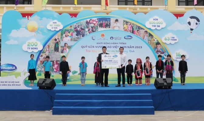 Vinamilk và Quỹ sữa Vươn cao Việt Nam khởi động hành trình năm thứ 16 tại Quảng Ninh - ảnh 2