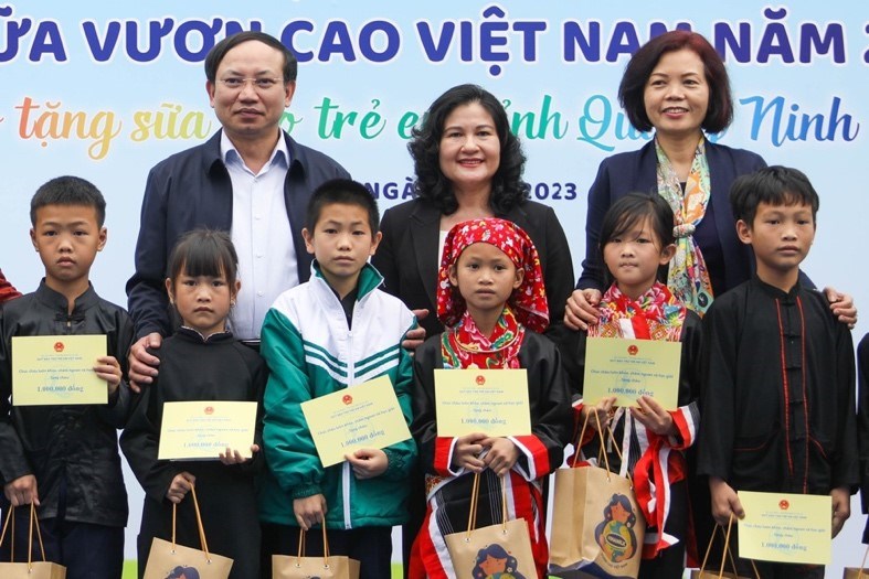 Vinamilk và Quỹ sữa Vươn cao Việt Nam khởi động hành trình năm thứ 16 tại Quảng Ninh - ảnh 3