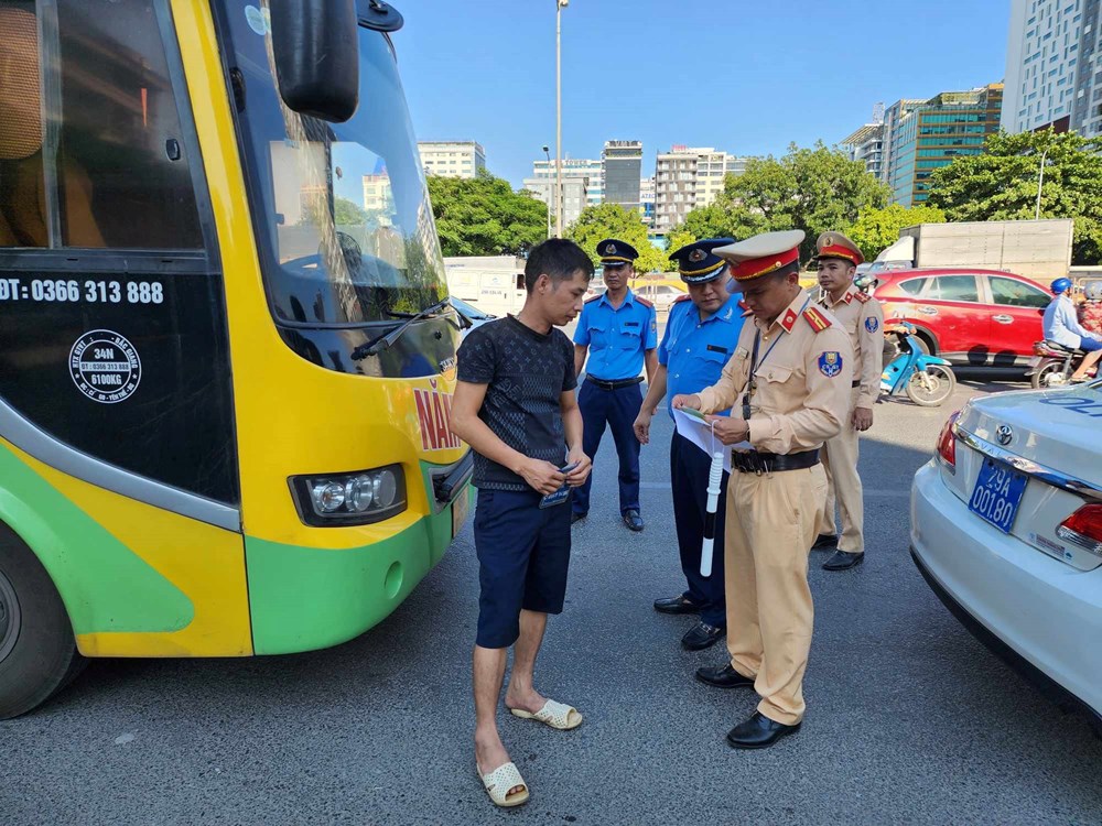 Lực lượng cảnh sát và thanh tra giao thông Hà Nội phối hợp xử lý vi phạm an toàn giao thông - ảnh 2