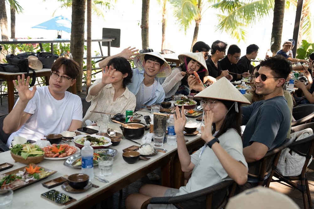 Dàn TikTok creators quốc tế đổ bộ Phú Quốc, tiết lộ tất tần tật bí kíp “ăn, ngủ, chơi” ở đảo Ngọc - ảnh 1