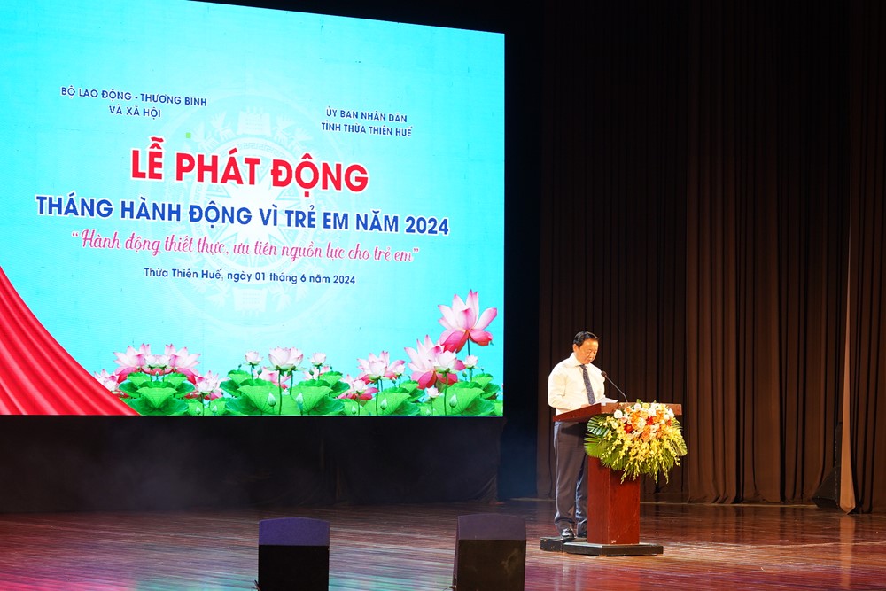 100 học sinh có hoàn cảnh khó khăn tại Huế nhận học bổng từ Home Credit  - ảnh 1