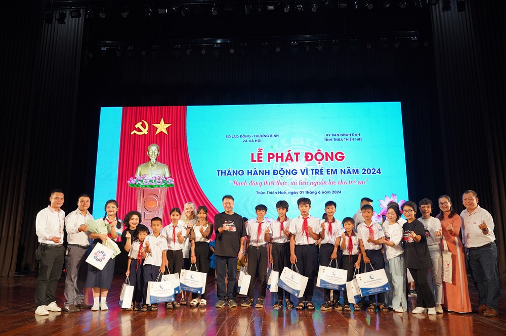 100 học sinh có hoàn cảnh khó khăn tại Huế nhận học bổng từ Home Credit  - ảnh 2