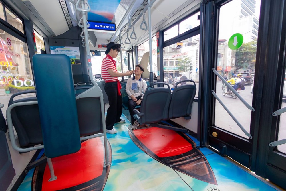 Người Hà Nội đi muôn nơi, rong chơi thỏa thích trên xe buýt điện VinBus - ảnh 2