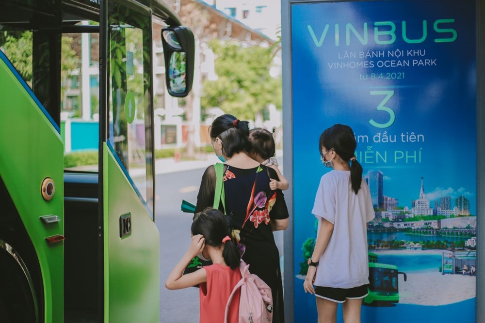 Người Hà Nội đi muôn nơi, rong chơi thỏa thích trên xe buýt điện VinBus - ảnh 3