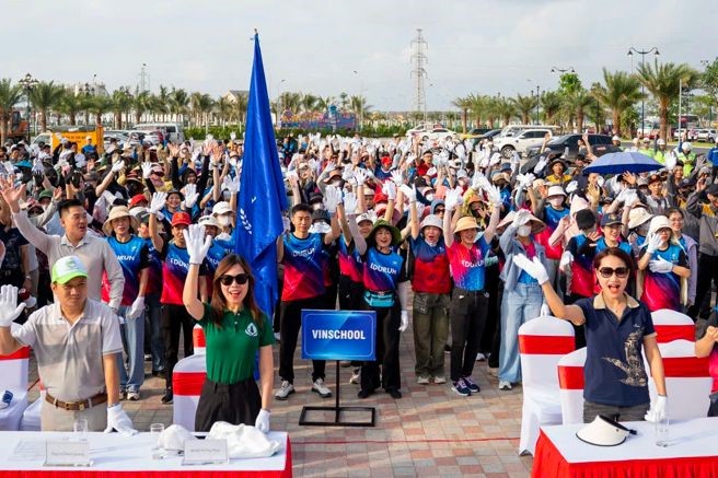 Gần 10.000 người vingroup và tình nguyện viên ra quân làm sạch bờ biển tại 28 tỉnh, thành phố  - ảnh 10