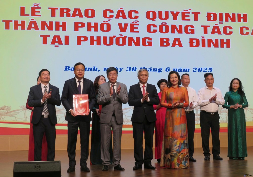Hà Nội trao các quyết định cán bộ ở 3 phường: Ba Đình, Ngọc Hà và Giảng Võ - ảnh 2