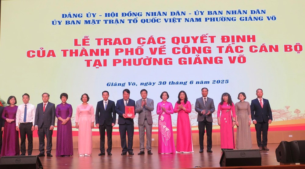 Hà Nội trao các quyết định cán bộ ở 3 phường: Ba Đình, Ngọc Hà và Giảng Võ - ảnh 4