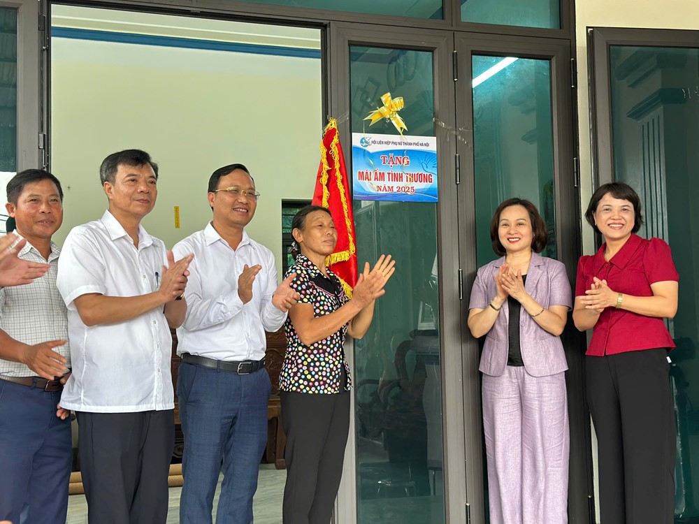 Hội LHPN Hà Nội bàn giao mái ấm tình thương cho hội viên phụ nữ có hoàn cảnh khó khăn xã Ứng Hoà - ảnh 7